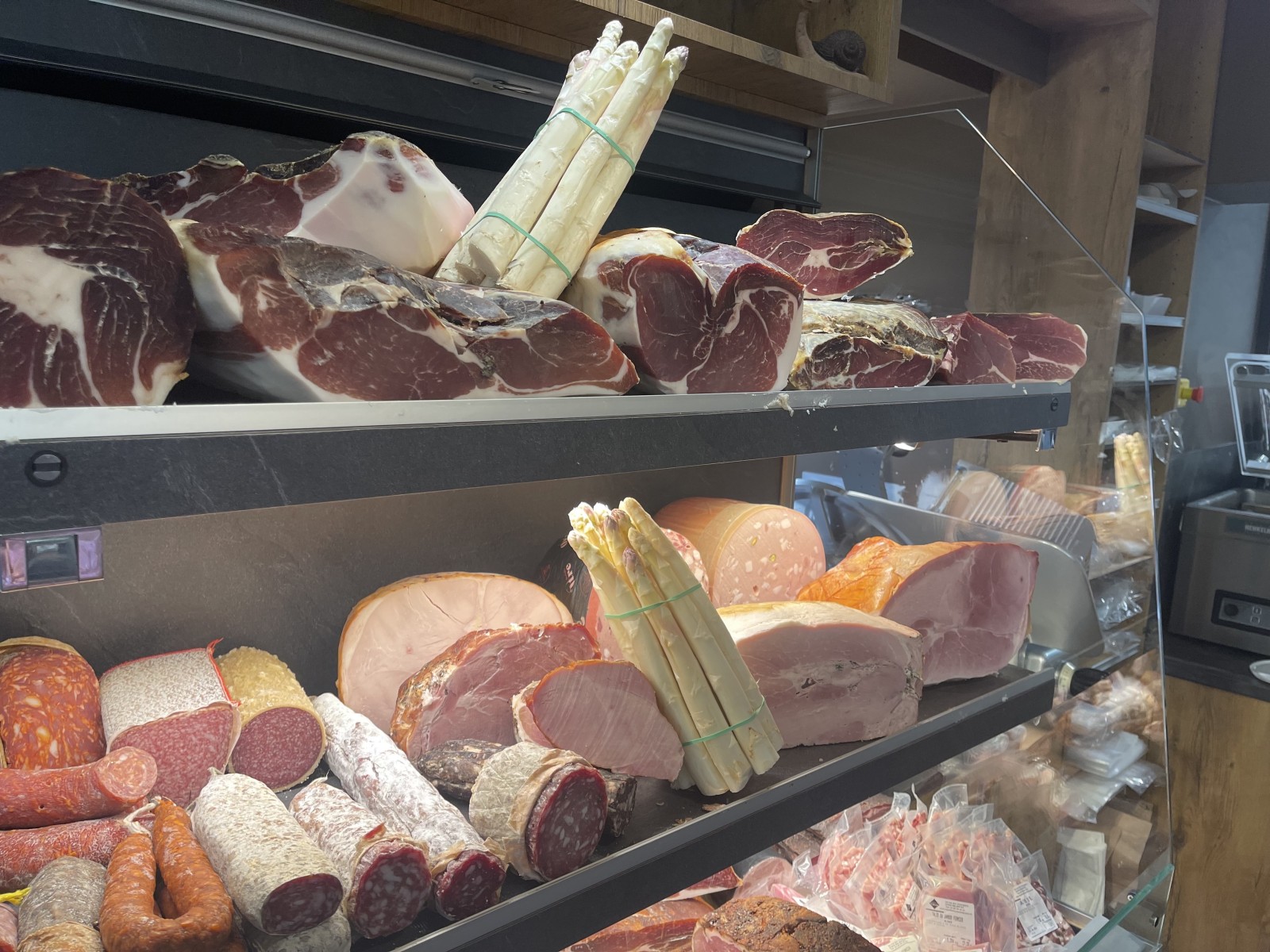 TOUT SE TROUVE À LA PETITE FERME POUR RÉALISER LE PLAT DE SAISON PHARE EN  ALSACE AU PRINTEMPS À SELESTAT AU CENTRE VILLE