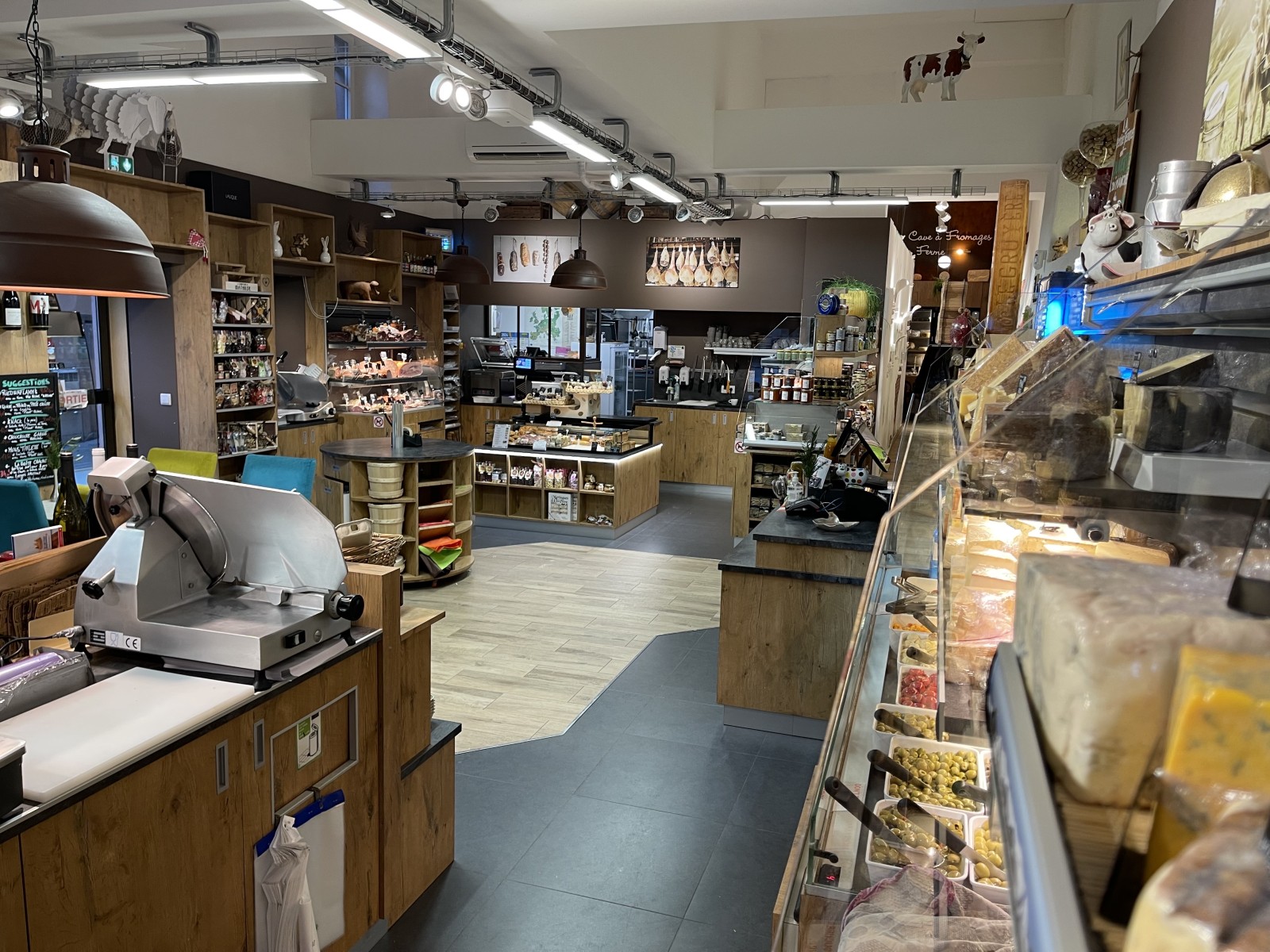 Ouverture de la boutique pour la semaine qui vient avec le jour férié de mercredi à Selestat au centre-ville proche de la bibliothèque 