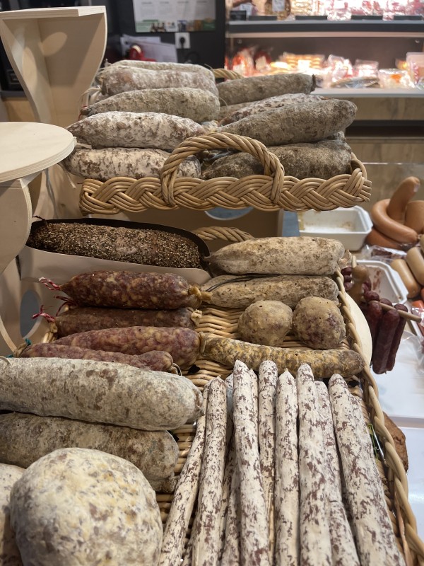 DECOUVREZ NOS DIVERS JAMBONS  ET SALAISONS DANS NOTRE EPICERIE PROCHE DE OBERNAI ET COLMAR